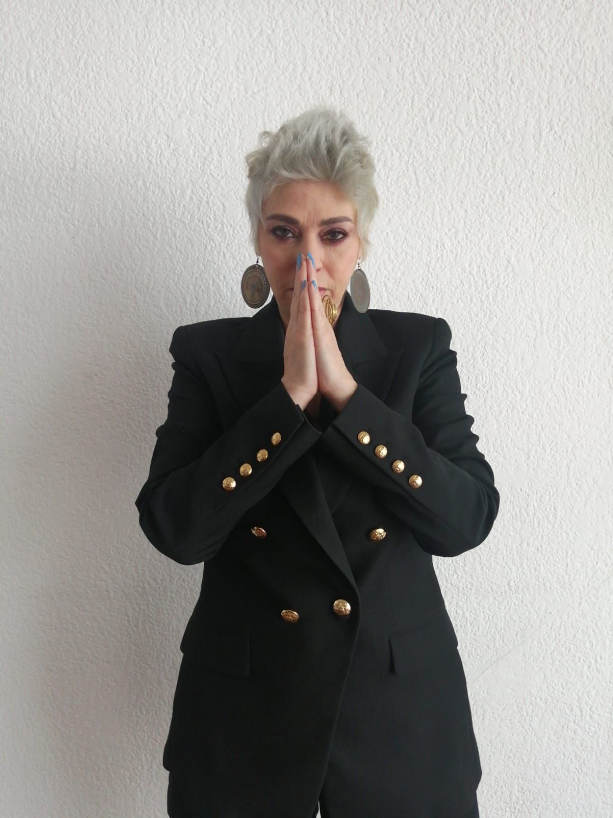 Miriam Cervantes en una escena contemplativa.